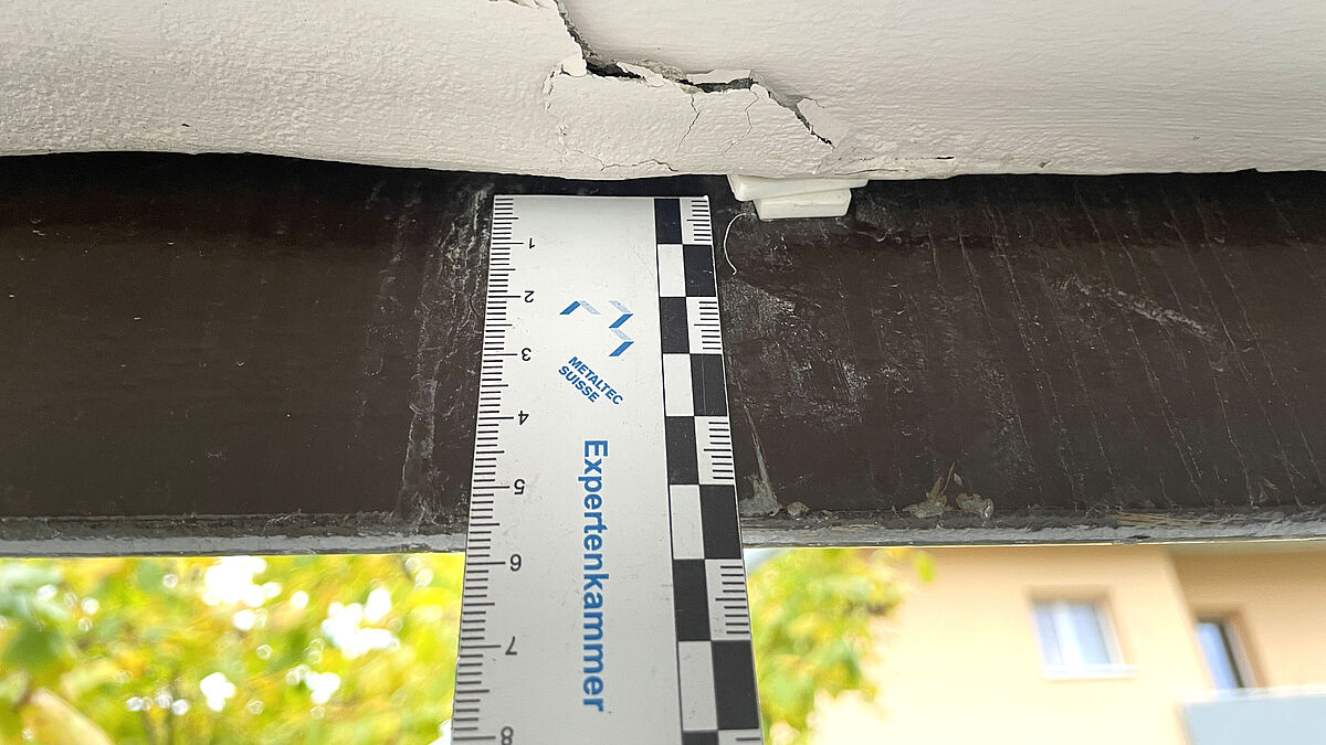 Abplatzungen an Deckenuntersicht im Bereich der – noch sichtbaren – Kunststoffunterlagen sind auf unterschrittene Achs- und Randabstände zurückzuführen.