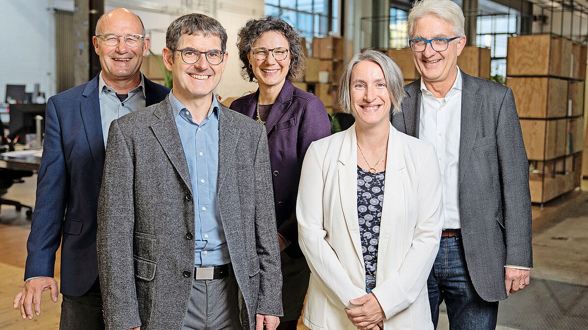 L’équipe du KMU-Nachfolgezentrum, de gauche à droite : Karl Zimmermann, Andreas Weber, Madeleine Na, Janine Gerber et Rudolf P. Winzenried.