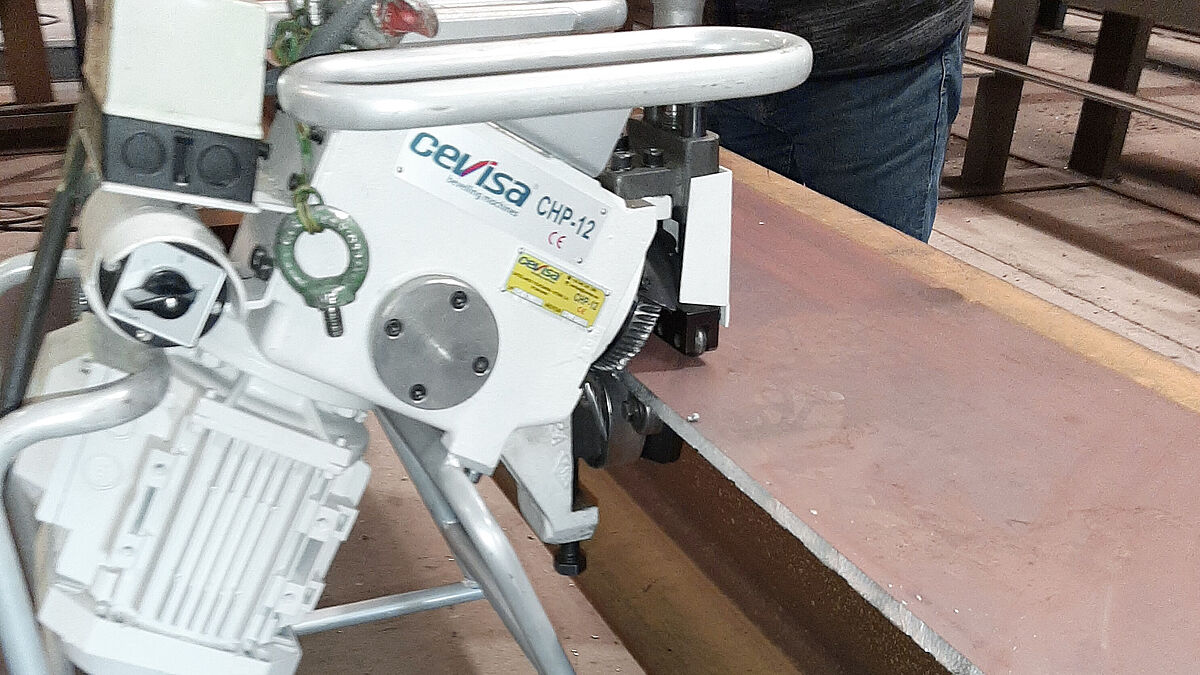 Schweisskantenformer Cevisa CHP-12 leistet bis 2,6 m/ Minute.