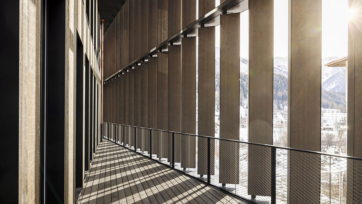 Balcon : façade chaude à gauche, lamelles à droite. Ces dernières sont toutes garnies de bois traité à l’intérieur.