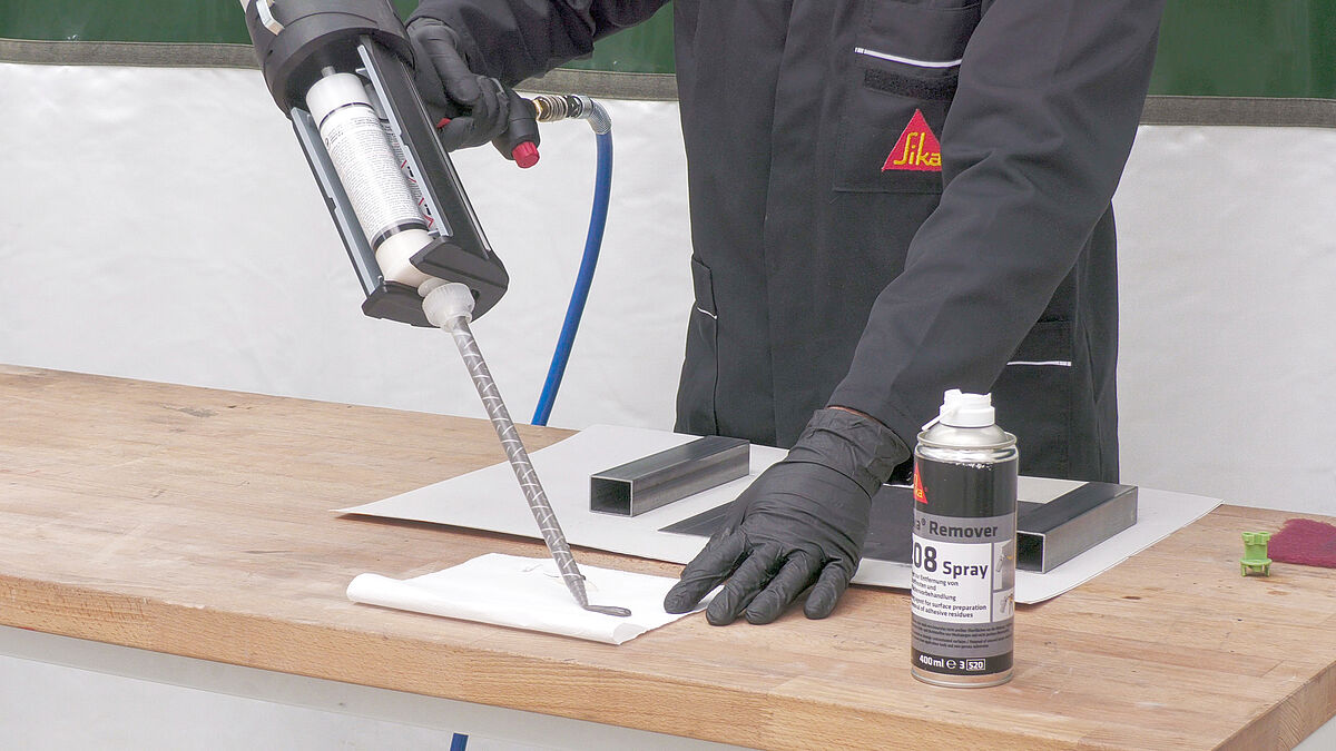 Eine gründliche Oberflächenvorbereitung mit Reinigung, Entfettung und mechanischem Aufrauen ist entscheidend für eine optimale Haftung.