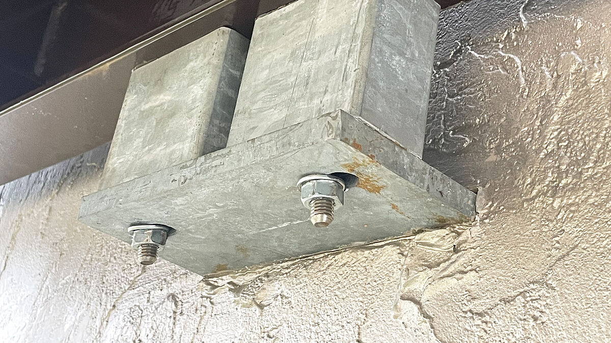 Console murale avec tiges filetées obliques insuffisantes sur le plan statique : l’affaissement inévitable des consoles entraîne la compression et l’arrachement du crépi de façade avec des fuites dans le système composite d’isolation thermique.