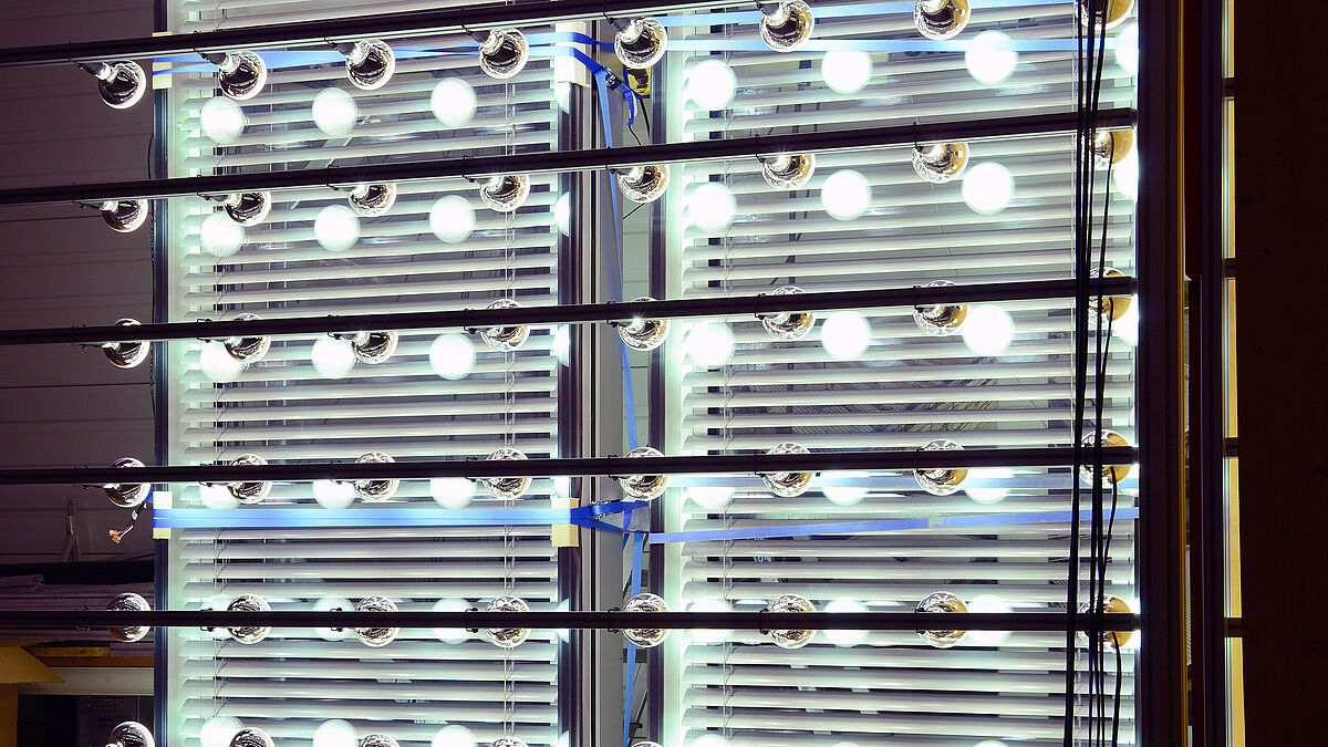 Installation de rayonnement solaire pour essais de condensation sur façades à cavité fermée (CCF). Installation de rayonnement solaire pour essais de condensation sur façades à cavité fermée (CCF).