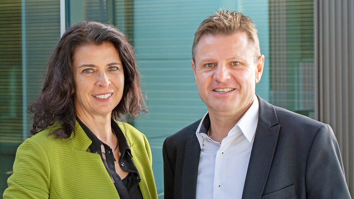 Jacqueline et Guido Vettiger, propriétaires de Vettiger Metallbau AG, misent sur Yousty depuis environ six ans. www.vettiger-ag.ch Jacqueline et Guido Vettiger, propriétaires de Vettiger Metallbau AG, misent sur Yousty depuis environ six ans. www.vettiger-ag.ch