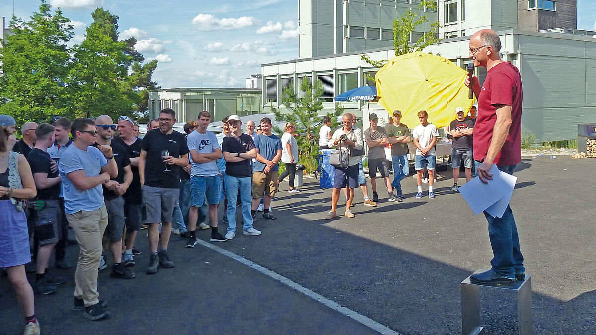 Fabian Gyr (rechts), Fachlehrer der Metallbauer/innen am BBZ und Projektverantwortlicher bei der Bekanntgabe der Gewinner der Wettbewerbe.