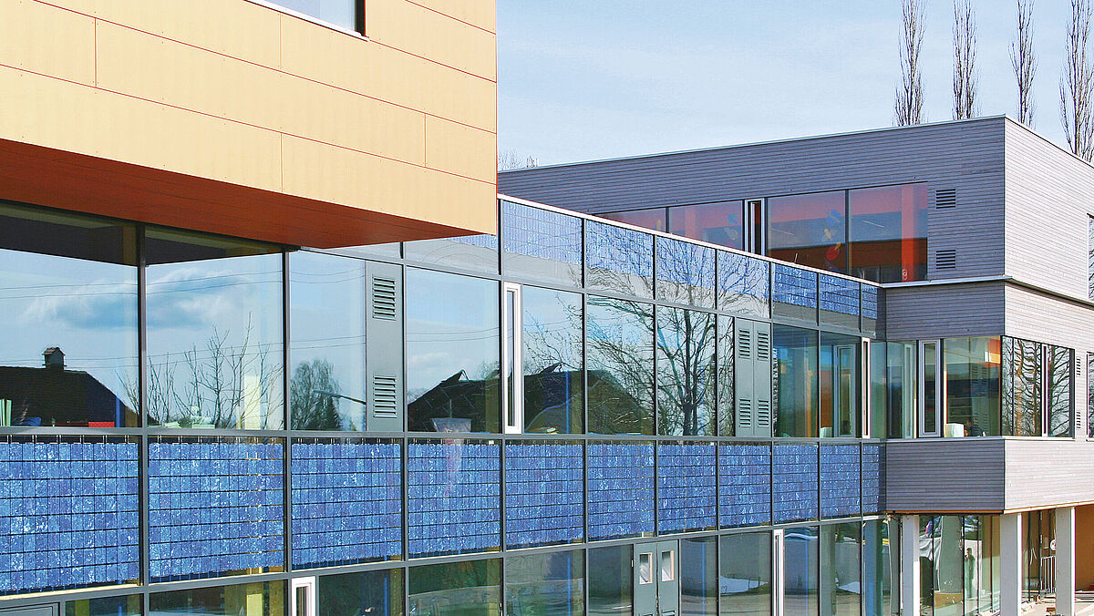 Lüftungsflügel im Fensterband und Photovoltaikmodule im Brüstungsbereich lassen die Fassade zu einem aktiven Element der Gebäudetechnik werden. Bild Ertex