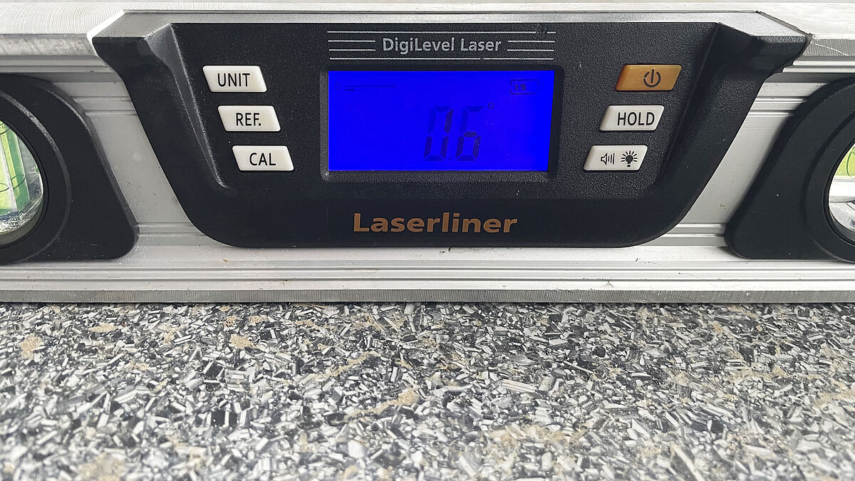 Die montierten Balkonbodenplatten weisen ein Gefälle von 0,6–1,2° auf, was einem prozentualen Gefälle von 1,05–2,1% entspricht. Der Systemhersteller beschreibt eine fachgerechte Montage mit einem Gefälle von 2% vom Gebäude weg. Gemäss den heutigen Regeln der Baukunst ist bei Balkonbodenplatten ein Gefälle von mind. 1,5% einzuhalten.