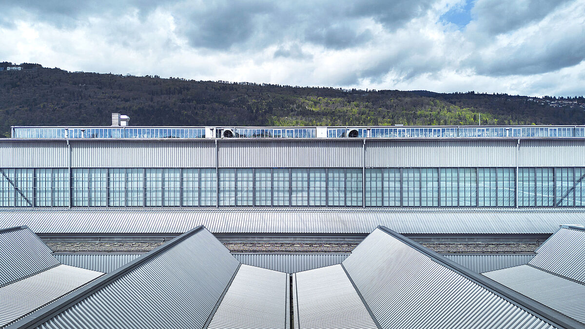 Verschiedene  mit Sheddächern versehene Industriehallen prägen die Umgebung.