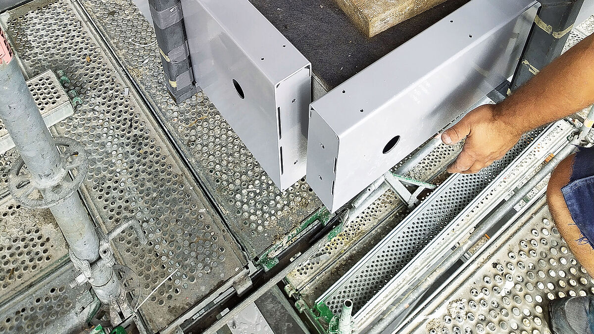 Für eine präzise und einfache Montage der Kastenprofile um die Betonzungen kam eine Montagelehre zur Anwendung.