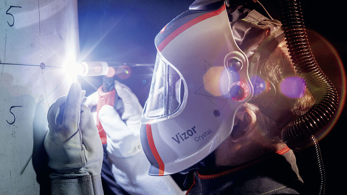 Fronius Vizor Crystal offre une protection anti-éblouissement immédiate et une vision limpide de la soudure. 