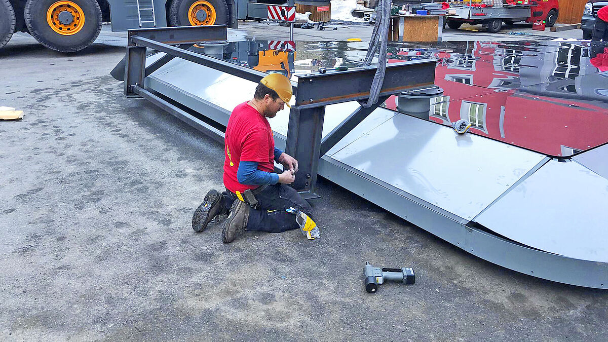 Bild:  Merkle Metallbau AG Montage der Dachrandbleche. Gut zu sehen ist die für die Aufrichtung hergestellte Hilfskonstruktion.