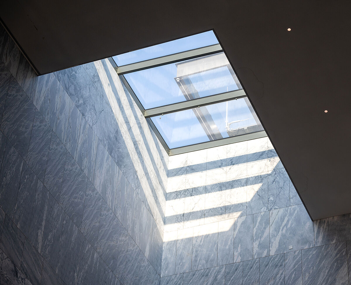 Mit den Fassadenlösungen von Jansen, umgesetzt mit dem Profilsystem VISS Fassade, sind gezielte Akzente mit Tageslichteinfall möglich, die fliessend mit der Museumskonstruktion verschmelzen.