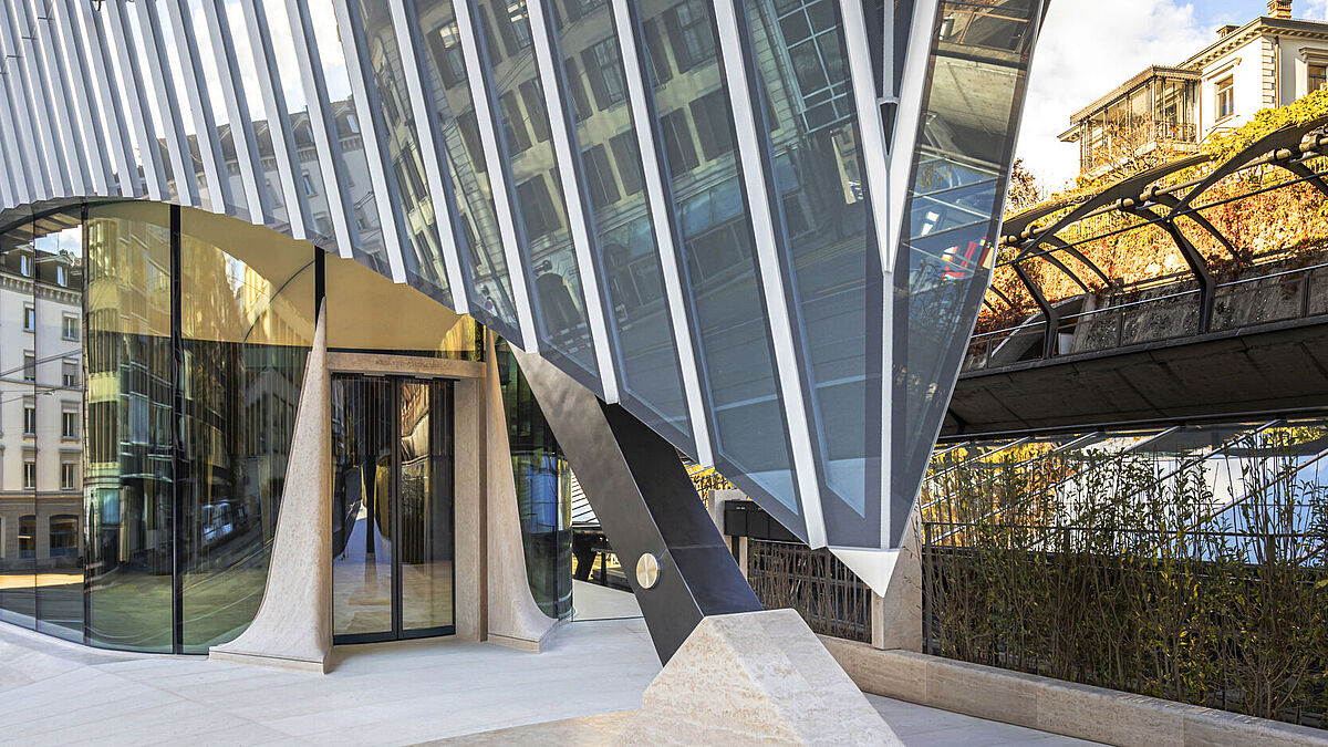 La façade ouest se termine par un point formant une pointe jusqu’au sol.