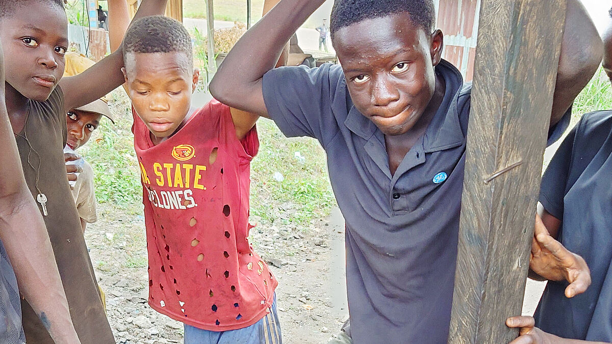 Der Macher der wohl «besten Gummipuffer der Welt», umgeben von seinen Fans.