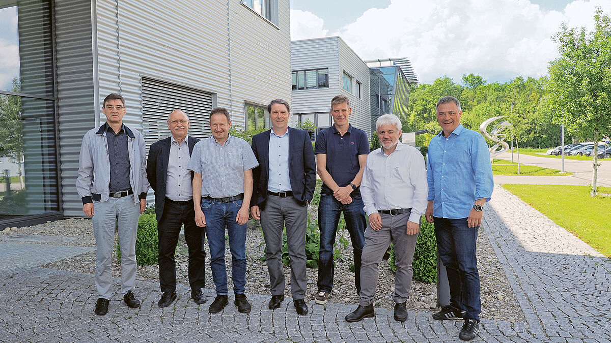 Die Verantwortlichen freuen sich auf die zukünftige Zusammenarbeit.von links nach rechts:Heinz Schlegel, Rektor Baugewerbliche Berufsschule ZürichRené Schulthess, Leiter Weiterbildung HBB/WB Baugewerbliche Berufsschule ZürichJakob Scheuner, Abteilungsleiter Metalltechnik Technische Fachschule BernMatthias Zurbuchen, Direktor Technische Fachschule BernChristian Grob, Fachgruppenleiter HBB Metallbau Baugewerbliche Berufsschule ZürichPaul Andrist, Leiter Bildungszentrum AarbergGeorge Burkhard, BZA Fachbereichsleiter Metallbau.