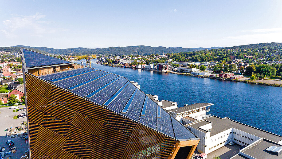 Le toit fortement incliné est presque entièrement recouvert de panneaux photovoltaïques. Des bandeaux lumineux avec impostes sont dotés de SageGlass pour garantir une protection solaire efficace.