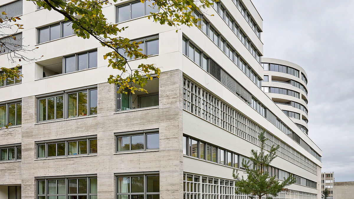 Visuellement, les fenêtres en bandeau de l’atelier, lui aussi rehaussé, et les façades de la surélévation arrière suivent le même principe que la tour. 