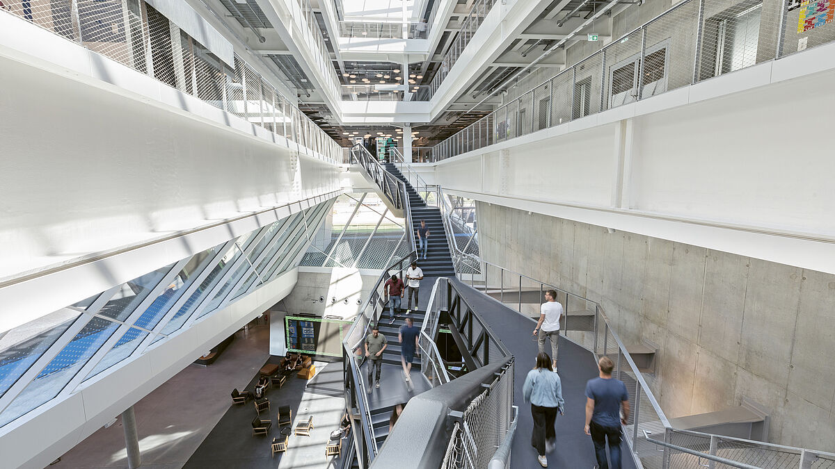 Un escalier en acier à plusieurs volées mène du rez-de-chaussée au premier étage. Photo Adidas