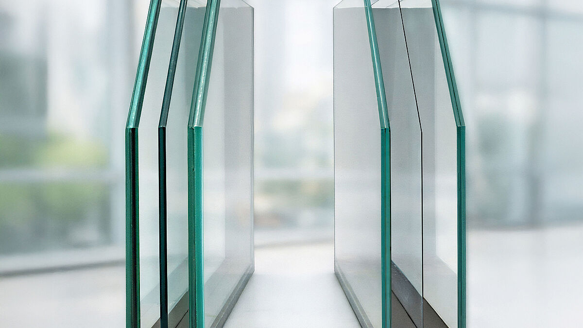 Isolierglasaufbauten mit Verbundsicherheitsglas im Vergleich: Links ein Standardaufbau, rechts eine leichte Variante mit SILVERSTAR LIGHT powered by Corning ®  Enlighten™ Glass. 