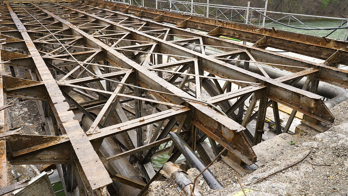 25 tonnes de fer prêtes à être transportées pour être démontées à l’usine. De la rouille dans la première poutre principale