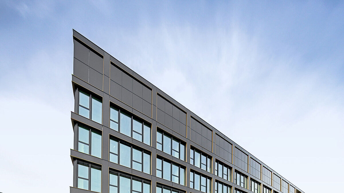 BIPV am Bürobau «Matchbox» in Eschborn: Das Aluminiumfenstersystem Schüco AWS 75 BS.HI+ ist mit dem bauwerkintegrierten Photovoltaik-System von Schüco kombiniert. Bild: Stefan Schilling / Schüco International