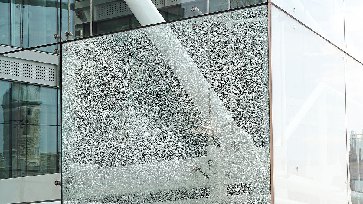 Photo : rédaction. Les règles et mesures appliquées jusqu’à présent ont été synthétisées en un « concept de sécurité à 4 niveaux » dans le cahier technique SIA 2057 Constructions en verre. Il couvre les éléments suivants : vérification  Photo : rédaction. Les règles et mesures appliquées jusqu’à présent ont été synthétisées en un « concept de sécurité à 4 niveaux » dans le cahier technique SIA 2057 Constructions en verre. Il couvre les éléments suivants : vérification de la sécurité structurale, de l’aptitude à l’emploi, du comportement en rupture sûr et à l’état cassé (voir illustration).