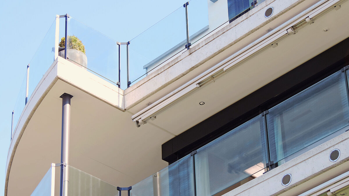 Exécutions de garde-corps en verre esthétiques sur les terrasses d'un immeuble d'habitation.