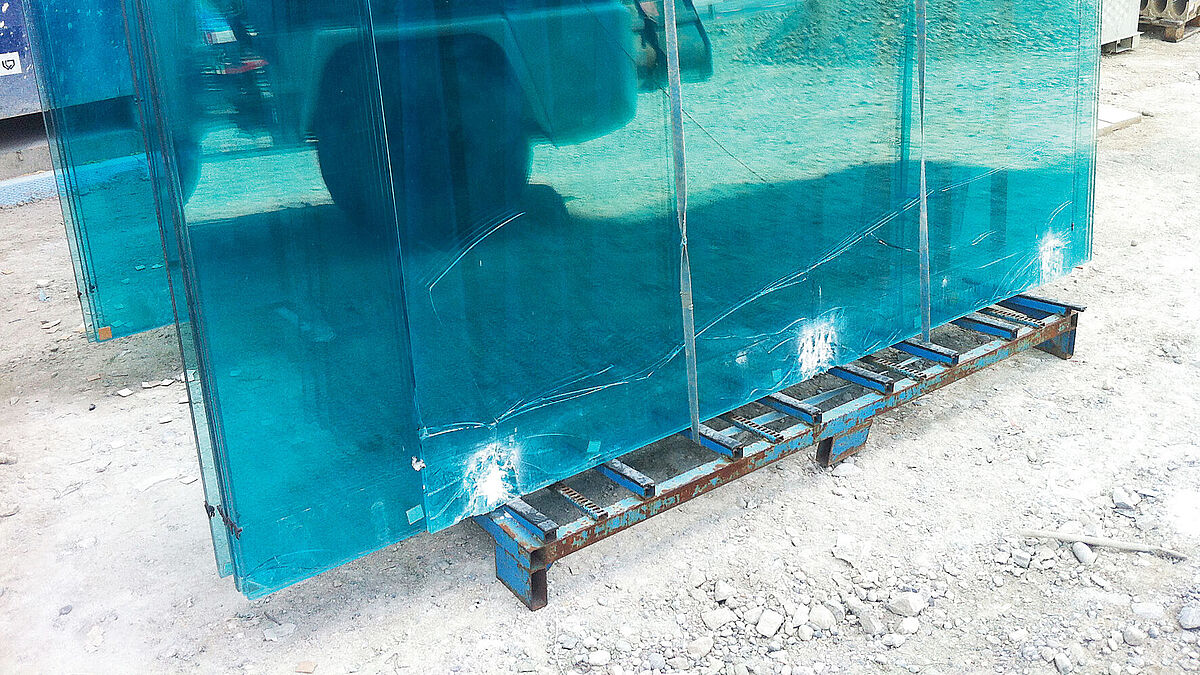 Ziel einer Glaseinspannung ist die gleichmässige, linienförmige, elastische Lagerung. Zu hohe punktuelle Krafteinwirkungen können zu Glasbruch führen.