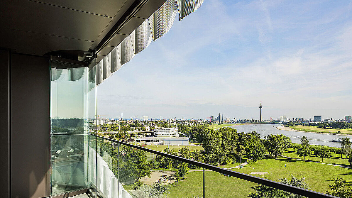 Verglasungen von Solarlux gewähren eine uneingeschränkte Weitsicht über den Rhein.