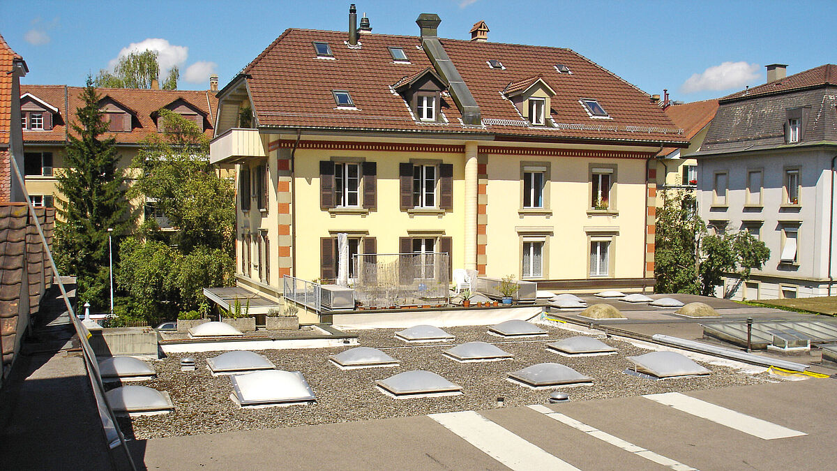 Ausgangslage: öde Stein- und Asphaltwüste als Flachdachaufbau in einem Quartier in Bern.