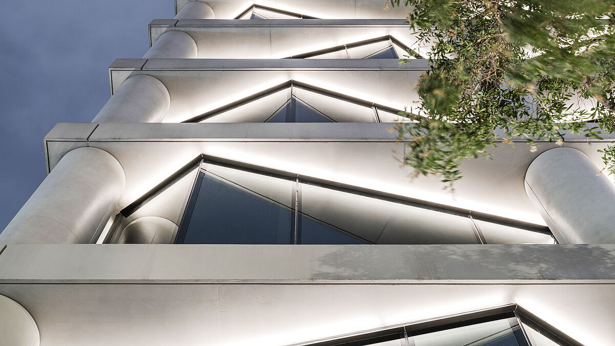 Les lignes des façades en verre créent un effet optique fantaisiste.