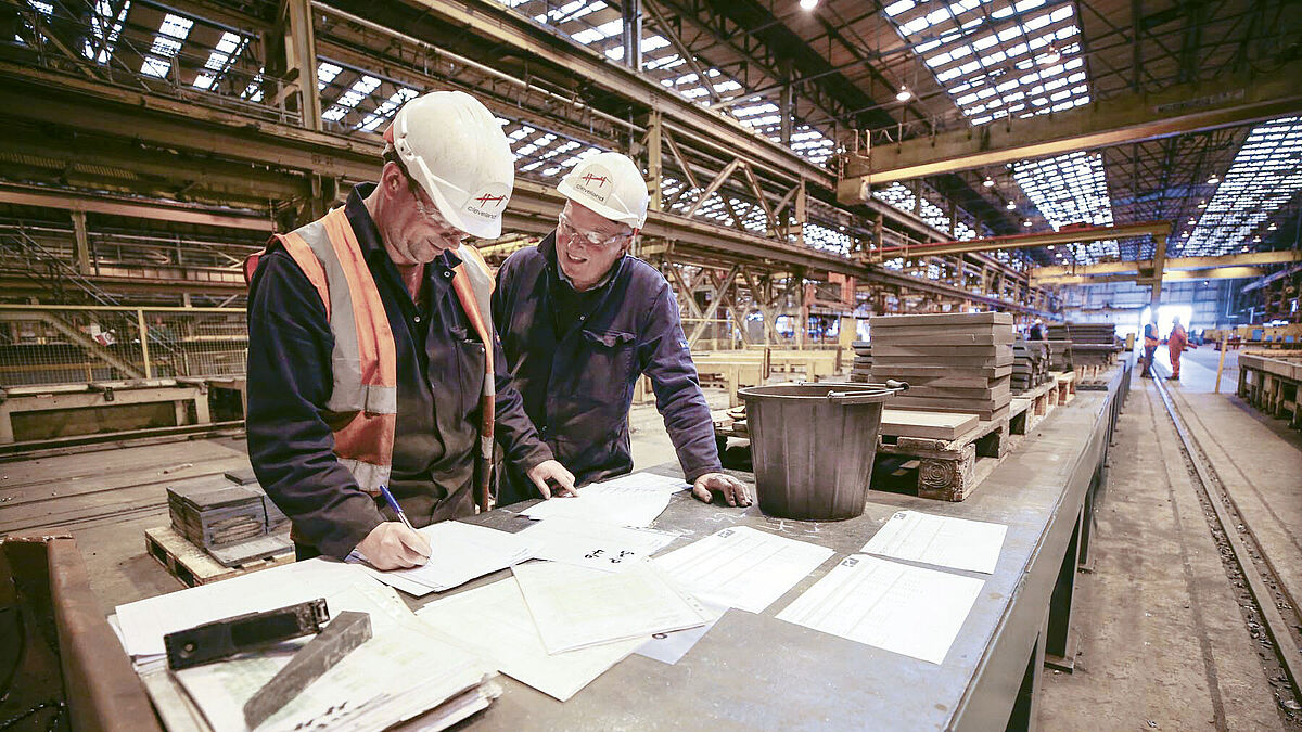 Des employés vérifiant des dessins de fabrication. Photo : Cleveland Bridge