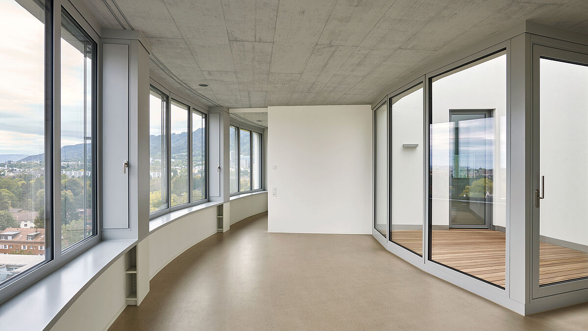 Das Ergebnis der innovativen Aufstockung des Turms sind stützenfreie Wohnungen mit einer gebogenen Panoramafassade.