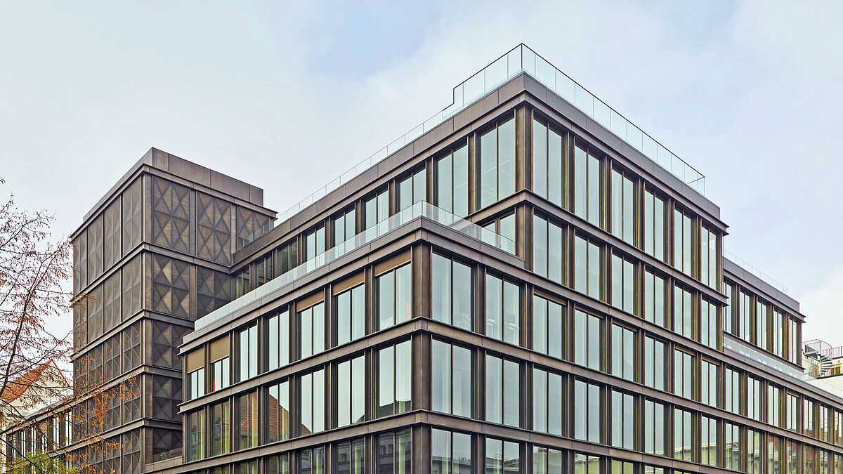 L’ancien parking a été doté d’une façade métallique couleur bronze. Il comporte des verres de protection solaire ultra sélectifs Climatop Cool-Lite Xtreme 70/33 de Saint-Gobain Glass.