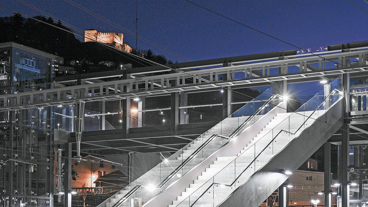 Die neue Erschliessungsplattform enthält Treppen, verglaste Lifttürme und eine Verbindungsbrücke.