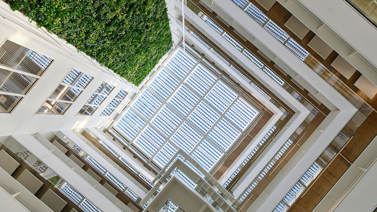 Le nouveau bâtiment administratif de la société Enerparc à Hambourg présente les diverses possibilités d’utilisation du photovoltaïque intégré aux bâtiments. Des verres architecturaux avec cellules photovoltaïques intégrées (Sunplus BIPV, Pilkington) sont utilisés ici. Photo : Constantin Meyer