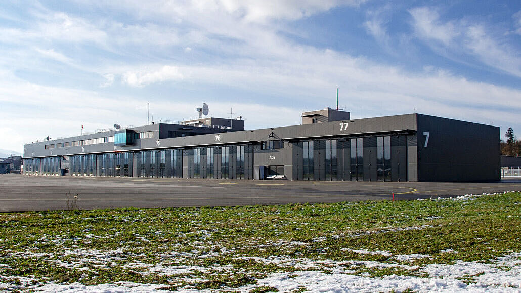 Referenzobjekt Militärflugplatz Emmen: Elf Schiebefalttore RC3 mit Antrieb sorgen in der ZLE-Halle für Sicherheit und einen effizienten Betriebsablauf.