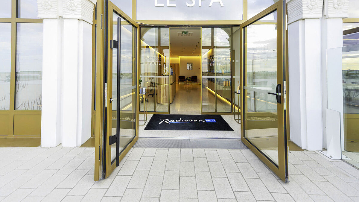 Eine doppelte Drehtür am Eingang des Spa-Bereichs bietet Schutz vor Wind und Gischt.