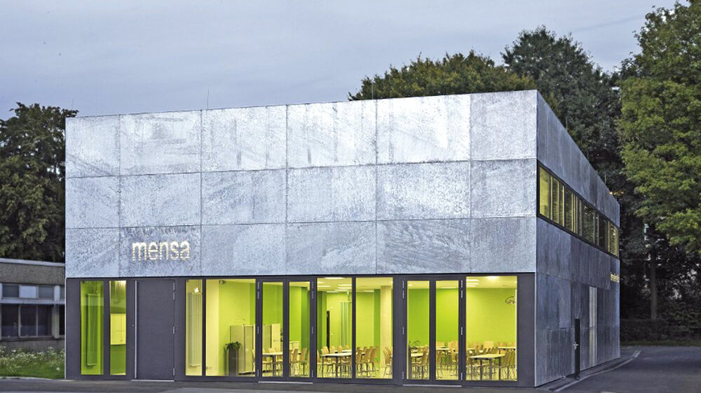 Stahl – ein Werkstoff für die Fassade: Tragkonstruktion, Bekleidung, Verbindungs- und Befestigungselemente dürfen feuerverzinkt ausgeführt werden. Stahl – ein Werkstoff für die Fassade: Tragkonstruktion, Bekleidung, Verbindungs- und Befestigungselemente dürfen feuerverzinkt ausgeführt werden.