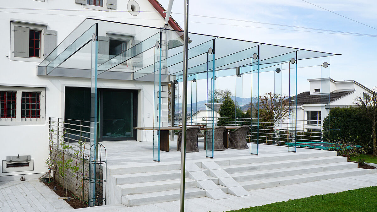 Bild: BauherrschaftAlle Glasteile sind aus Weissglas hergestellt und haben einen edlen, leicht bläulichen Charakter.