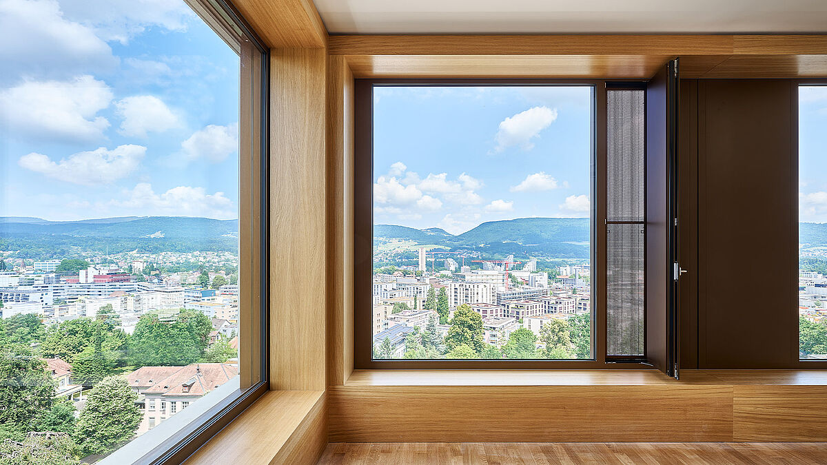 De grandes fenêtres assurent luminosité et lien visuel entre l’intérieur et l’extérieur.