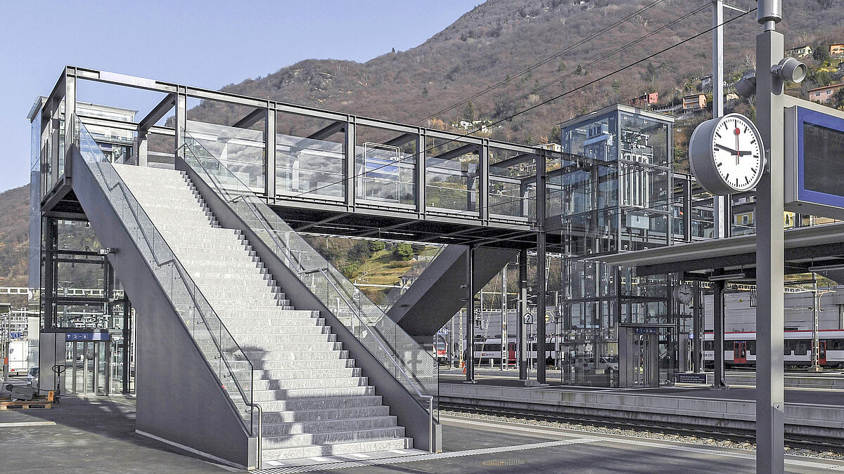 Alle Oberflächen der Aufzugstürme, der Dächer sowie der seitlichen Brüstungen von Brücke und Treppen sind mit Glas verkleidet.