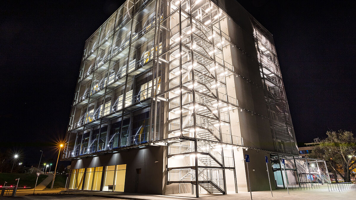 Le bâtiment cubique de nuit.