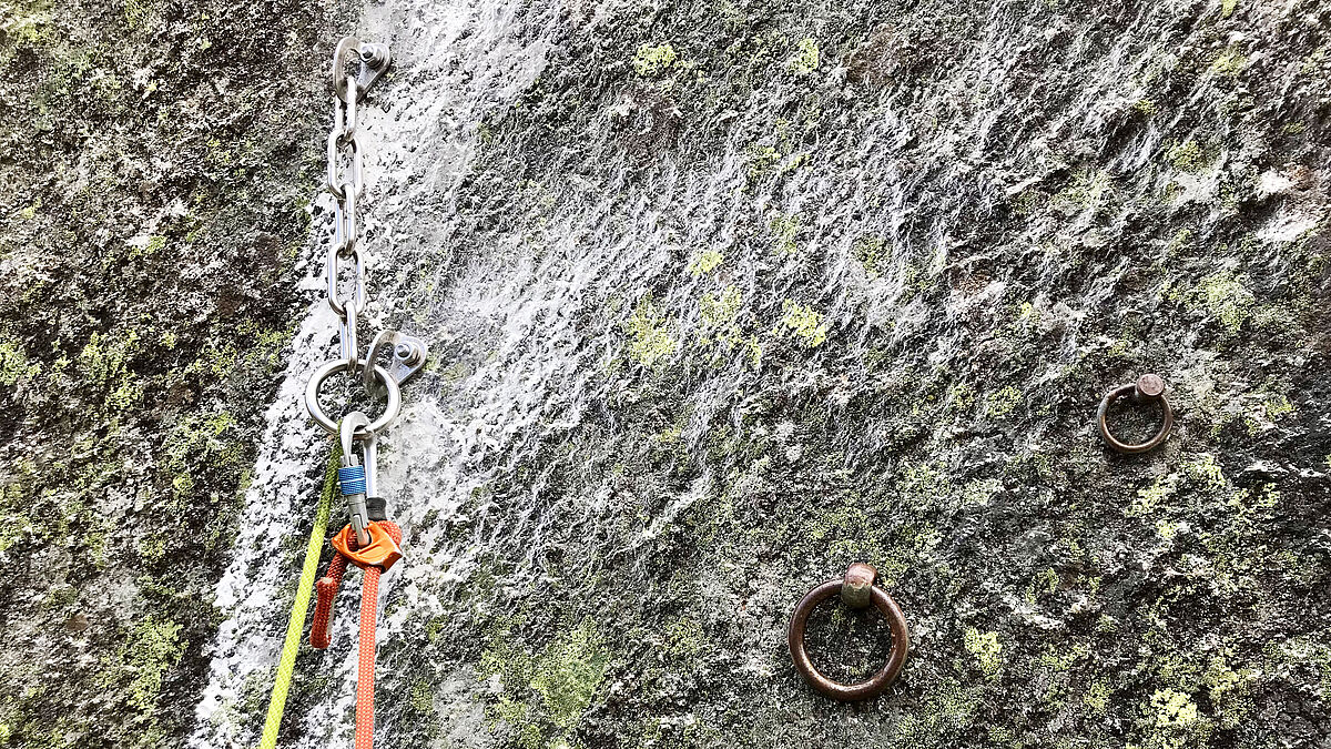 Sur le site d’escalade rénové et agrandi du massif du Saint-Gothard, des supports de chaîne avec anneau ou mousqueton servent à dévier la corde et à faire redescendre les grimpeurs à la fin du parcours.Photo : JDAV Bade-Wurtemberg