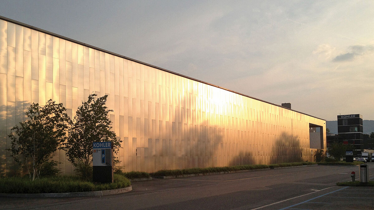 Blankgeglühte, mustergewalzte Edelstahlbleche Typ Dekor 6 WL für die Auslieferungshalle. Die Abendsonne generiert ein romantisches Erscheinungsbild.