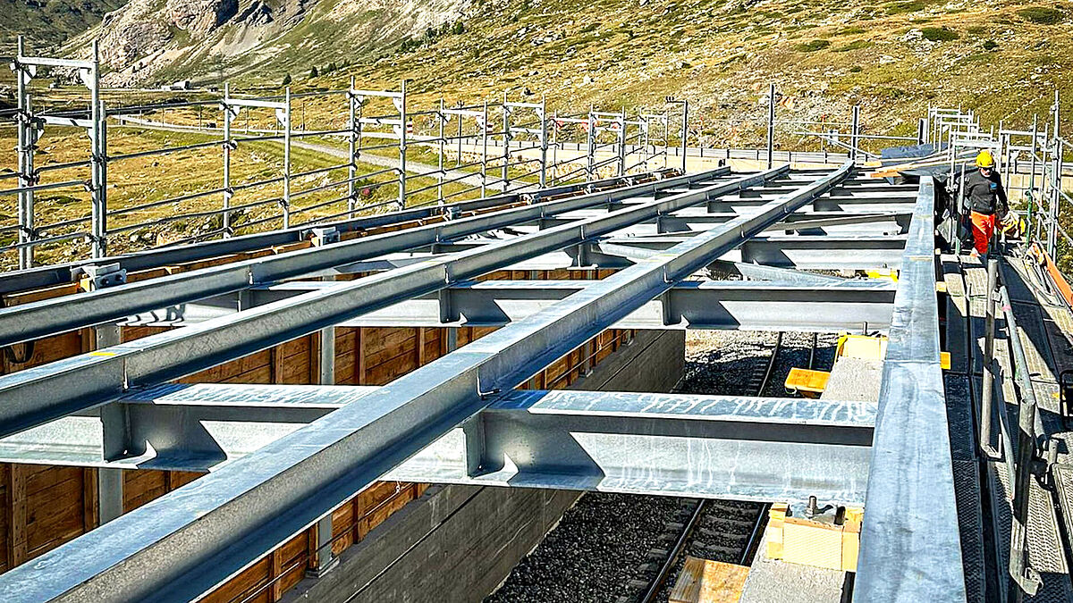 Tragkonstruktion der Galerie aus verzinktem Stahl.