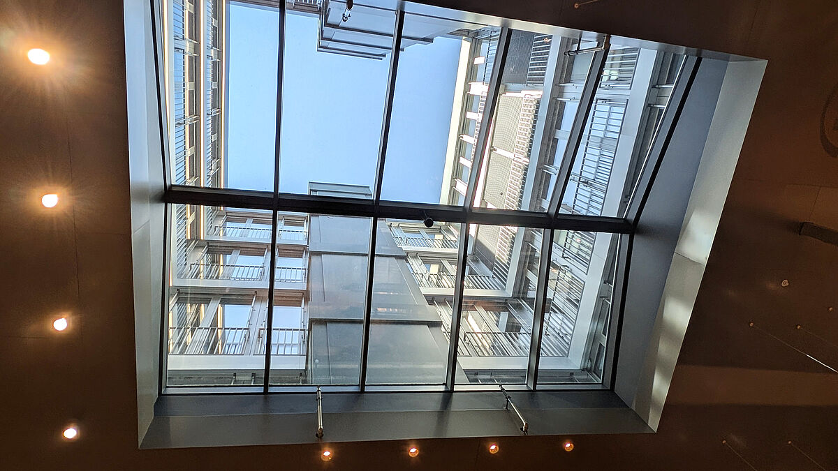 Das Satteldach durchflutet die Ladenfläche mit Tageslicht. Bild Surber Metallbau 