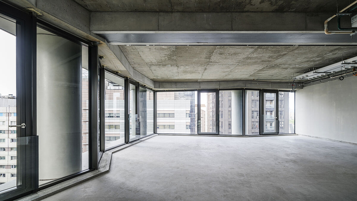 Vue de l’intérieur à l’état de gros œuvre : les pièces bénéficient d’une grande luminosité. 