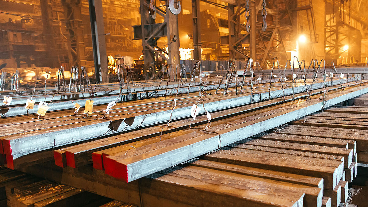 Stahlproduzenten erforschen verschiedene Technologien zur Dekarbonisierung, darunter wasserstoffbasierte Direktreduktion, Kohlenstoffabscheidung und -speicherung sowie den Einsatz von Biomasse.