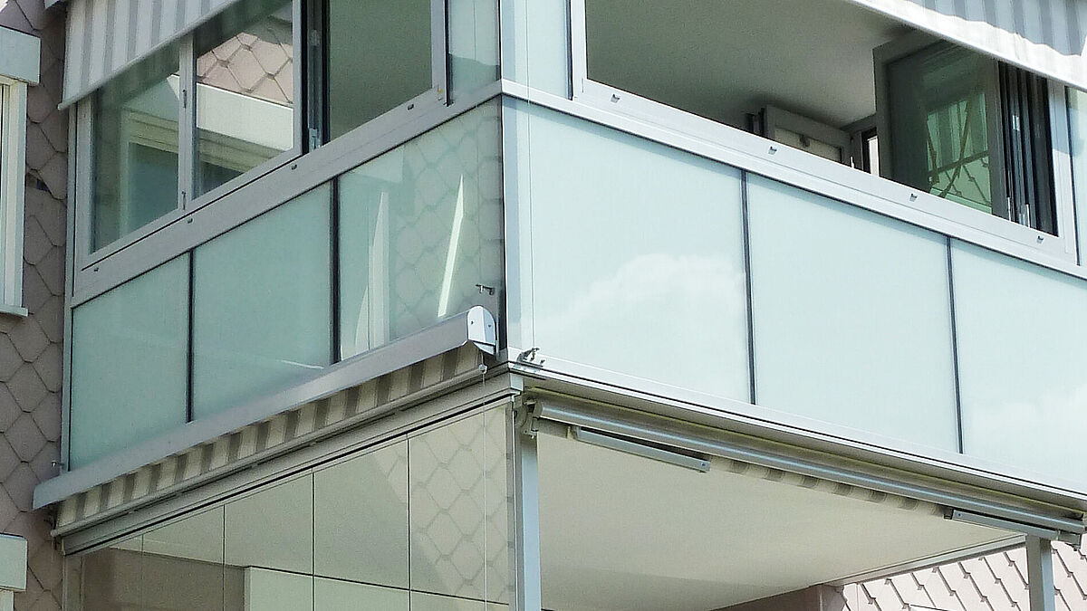 Photo : rédaction.La différence à l’œil nu : au-dessus, un vitrage de balcon isolé et intégré dans des profilés ; en dessous, un vitrage de balcon non isolé.